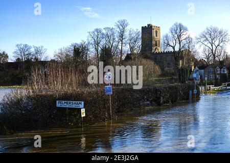 La strada allagata dopo il fiume Great Ouse scoppiò le sue rive a Felmersham Bridge, Bedfordshire, Inghilterra, Regno Unito Foto Stock