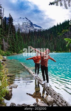 Maestoso lago di montagna in Canada. Upper Joffre Lake Trail View, coppia visita Joffre Lakes Provincial Park - Middle Lake. British Columbia Canada, coppie uomini e donne escursioni sul lago Foto Stock