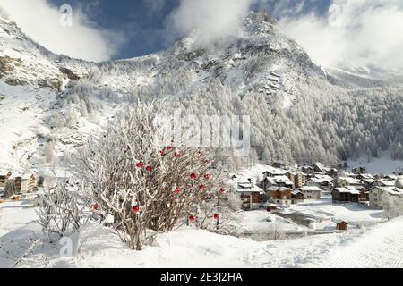 Una bella foto panoramica invernale di Saas-Almagell in Vallese, Svizzera. Il Vallese è una destinazione invernale e una regione vinicola rinomata in tutto il mondo. Foto Stock