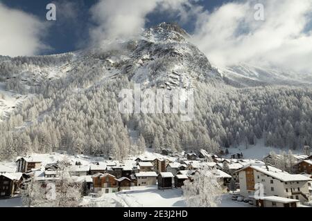 Una bella foto panoramica invernale di Saas-Almagell in Vallese, Svizzera. Il Vallese è una destinazione invernale e una regione vinicola rinomata in tutto il mondo. Foto Stock