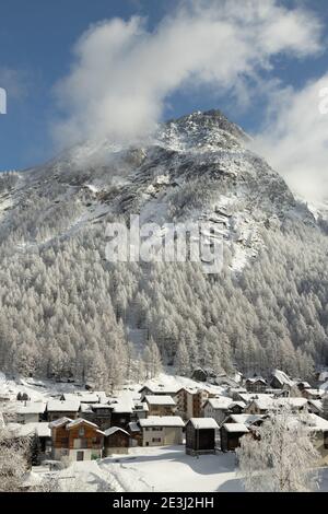 Una bella foto panoramica invernale di Saas-Almagell in Vallese, Svizzera. Il Vallese è una destinazione invernale e una regione vinicola rinomata in tutto il mondo. Foto Stock