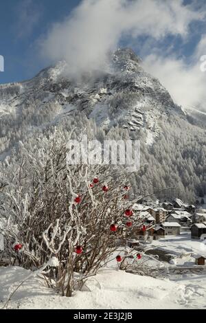 Una bella foto panoramica invernale di Saas-Almagell in Vallese, Svizzera. Il Vallese è una destinazione invernale e una regione vinicola rinomata in tutto il mondo. Foto Stock