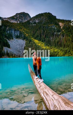 Maestoso lago di montagna in Canada. Upper Joffre Lake Trail View, coppia visita Joffre Lakes Provincial Park - Middle Lake. British Columbia Canada, coppie uomini e donne escursioni sul lago Foto Stock