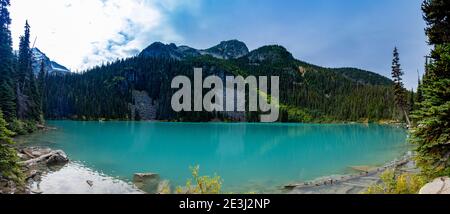 Maestoso lago di montagna in Canada. Vista del sentiero del lago Joffre superiore, parco provinciale dei laghi Joffre - Lago medio. British Colombia Canada Foto Stock