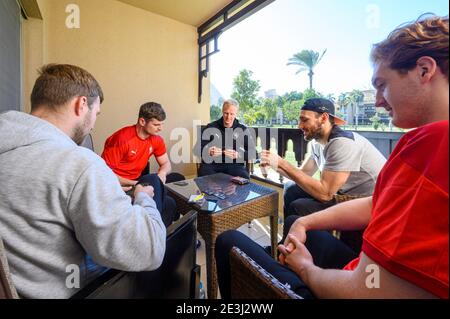 Kairo, Egitto. 19 gennaio 2021. Coppa del mondo di pallamano, nazionale, Germania: I giocatori Philipp Weber (da sinistra), David Schmidt, Sebastian Firnhaber, Marcel Schiller e Lukas Stutzke giocano le carte sulla terrazza di una camera d'albergo. La nazionale tedesca si prepara per la partita serale contro l'Ungheria presso il team hotel 'Marriott Mena House Cairo'. Credit: Sascha Klahn/dpa/Alamy Live News Foto Stock