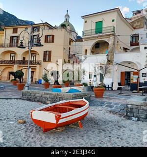 Vista all'alba delle barche nel piccolo porto di Cetara, cittadina sulla costa della Campania. Foto Stock