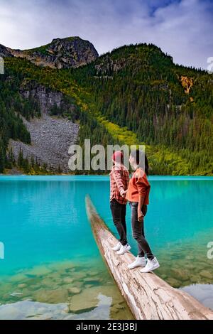 Maestoso lago di montagna in Canada. Upper Joffre Lake Trail View, coppia visita Joffre Lakes Provincial Park - Middle Lake. British Colmbia Canada Foto Stock