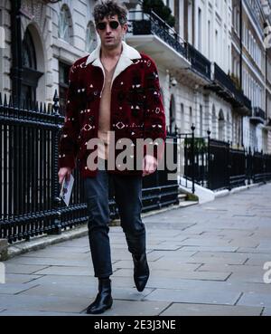 LONDRA, UK - Febbraio 18 2018: David Thielebeule sulla strada a Londra. Foto Stock