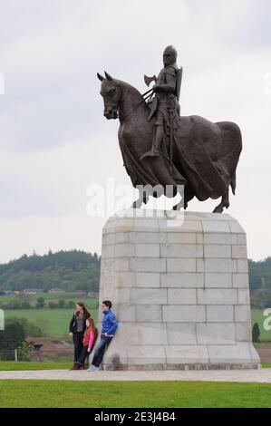 Re Robert Bruce sul suo cavallo entrambi in abito da battaglia presso il centro visitatori Battle of Bannockburn, Stirlingshire, Scozia, Regno Unito, Europa Foto Stock