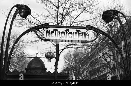 Celebrazione del Capodanno cinese a Parigi. Tradizionale lanterna rossa cinese che decora l'ingresso della metropolitana. Foto storica in bianco nero Foto Stock