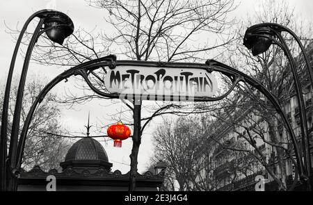 Celebrazione del Capodanno cinese a Parigi. Tradizionale lanterna rossa cinese che decora l'ingresso della metropolitana. Foto retrò invecchiata. Foto Stock