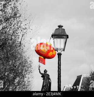 Celebrazione del Capodanno cinese a Parigi. Strada decorata con tradizionali lanterne rosse cinesi. Place de la Republique vista sullo sfondo. Retrò Foto Stock