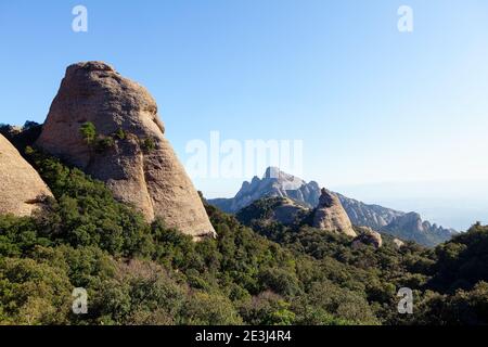 Montserrat frastagliato montagna multi peaked in Catalogna Spagna . Scenario spettacolare con montagne Foto Stock