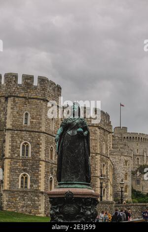 Statua della Regina Vittoria presente alla periferia del Castello di Windsor, Berkshire, Inghilterra, Regno Unito. Foto Stock