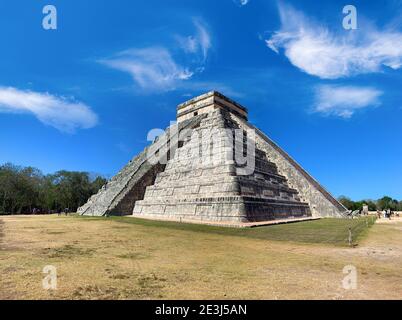 Piramide di El Castillo nelle antiche rovine maya di Chichen Itza, penisola dello Yucatan, Messico Foto Stock