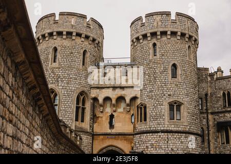 Norman Gate e Edward III Tower all'interno del Castello di Windsor, Berkshire, Inghilterra, Regno Unito. Foto Stock