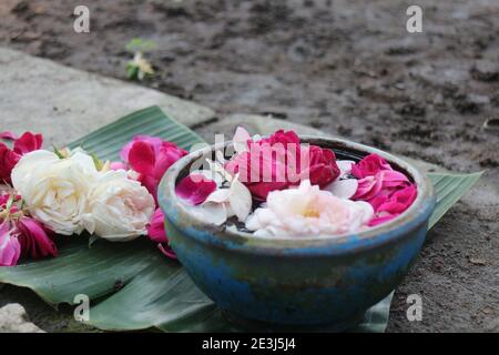 Fiori all'interno DI UNA mucca di pietra per offerte rituali a Surakarta Palace, Indonesia Foto Stock