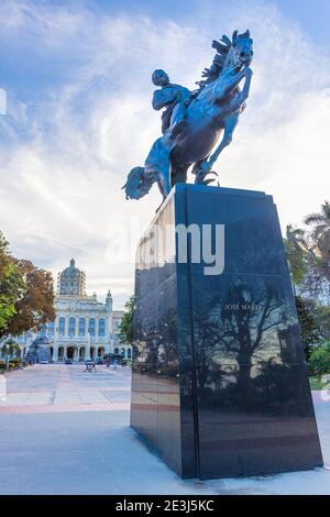 Plaza 13 de Marzo e la statua di Jose Marti a cavallo di fronte al museo della rivoluzione Foto Stock