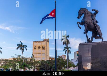 Plaza 13 de Marzo e la statua di Jose Marti a cavallo di fronte al museo della rivoluzione Foto Stock