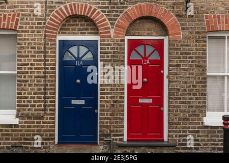 Porte blu e rosse in alcune strade di Windsor, Berkshire, Inghilterra, Regno Unito. Foto Stock
