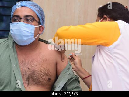 Kolkata, India. 19 gennaio 2021. Un operatore sanitario vaccina un operatore sanitario di prima linea con il vaccino Covisield Covid19 a Kolkata, il terzo giorno della prima fase della vaccinazione con coronavirus; Gli operatori sanitari hanno vaccinato gli operatori sanitari di prima linea con il vaccino a corona Covisield sviluppato da Oxford- AstraZeneca PLC e prodotto dal Serum Institute of India presso il Centro sanitario Urbano primario di Kolkata. Sono stati segnalati circa 450 casi di reazioni avverse in tutta l'India dopo il 2° giorno della vaccinazione con Covid19. Credit: SOPA Images Limited/Alamy Live News Foto Stock