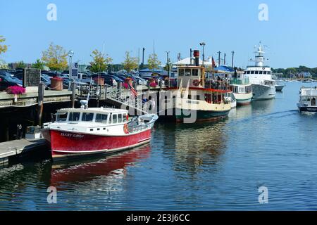 La barca da pesca "Lucky Catch" e l'antica nave da crociera "Islander" attraccati al Porto Vecchio il 24 agosto 2014 nel centro di Portland, Maine, USA. Foto Stock