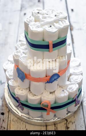 Pannolini torta decorata con nastri per un bambino Foto Stock