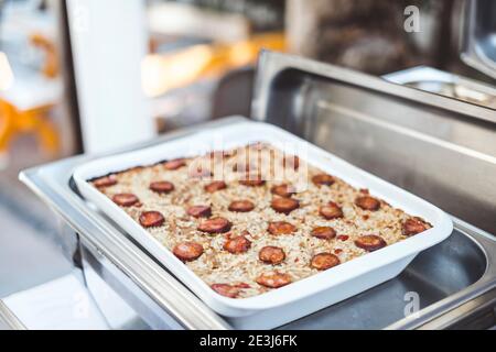 Piatto tradizionale portoghese preparato con carne d'anatra e riso decorato con salsiccia chorizo Foto Stock