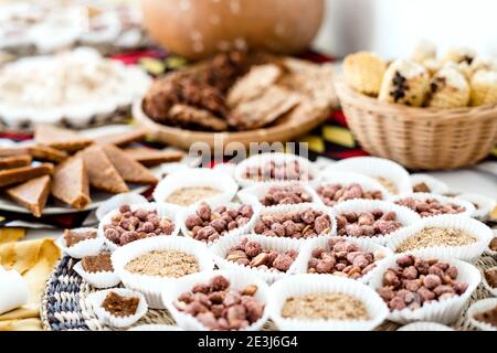 Varietà di dessert deliziosi dall'Angola su un tavolo coperto Con tessuto africano Foto Stock