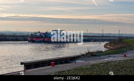 Wolmirstedt, Germania. 17 gennaio 2021. Una chiatta polacca naviga sul canale di Mittelland vicino a Wolmirstedt durante il Corona Lockdown. Credit: Stefano Nosini/dpa-Zentralbild/ZB/dpa/Alamy Live News Foto Stock