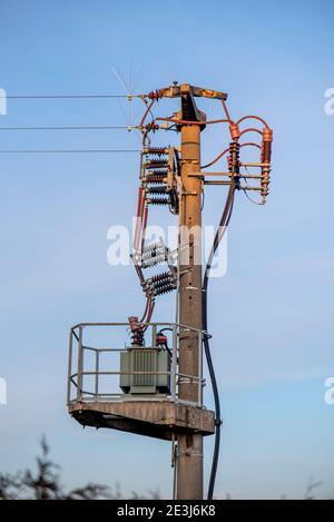 Wolmirstedt, Germania. 17 gennaio 2021. Una vecchia linea elettrica termina nel quartiere di Elbau. Credit: Stefano Nosini/dpa-Zentralbild/ZB/dpa/Alamy Live News Foto Stock