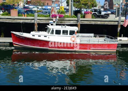 La barca da pesca "Lucky Catch" e l'antica nave da crociera "Islander" attraccati al Porto Vecchio il 24 agosto 2014 nel centro di Portland, Maine, USA. Foto Stock