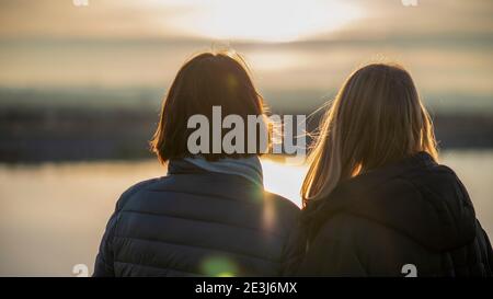 Wolmirstedt, Germania. 17 gennaio 2021. Due donne si levano in piedi al Mittellandkanal e prendono un 'sunbath' alle temperature gelide. Credit: Stefano Nosini/dpa-Zentralbild/ZB/dpa/Alamy Live News Foto Stock