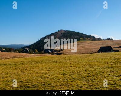 Collina di Bukovec sopra il villaggio di Jizerka, Repubblica Ceca Foto Stock