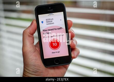 App NHS Coronavirus Test and Trace che indica all'utente di autoisolare per 10 giorni dopo il contatto con una persona con Covid 19. Foto Stock