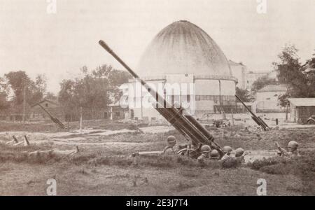 Una batteria di artiglieria in un planetario vicino Mosca nel 1942. Foto Stock