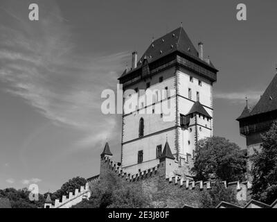 Grande Torre del Castello reale di Kalstejn, castello gotico nella Boemia Centrale, Repubblica Ceca, immagine in bianco e nero Foto Stock