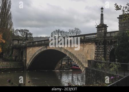 Vista del Bath Crossover Bridge e del fiume Avon dalla riva del fiume a Parade Gardens, Bath, Somerset, Inghilterra, Regno Unito. Foto Stock