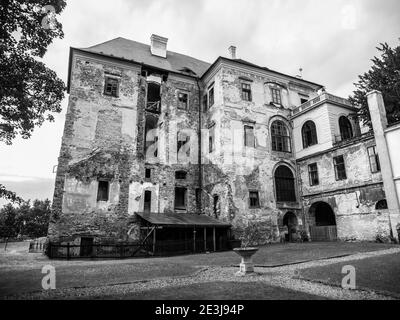 Jezeri castello nel nord della Boemia, Repubblica Ceca. Immagine in bianco e nero Foto Stock