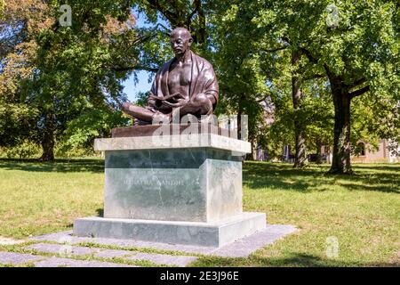 La statua seduta di Gandhi nel parco Ariana a Ginevra. Foto Stock