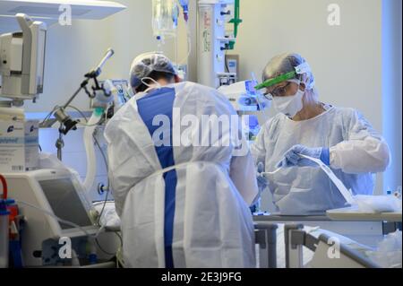 Pulsnitz, Germania. 19 gennaio 2021. Gli infermieri di terapia intensiva sono impegnati nella cura dei pazienti con corona nell'unità di terapia intensiva Covid-19 della VAMED Clinic Schloss Pulsnitz. A causa dell'elevato numero di pazienti gravemente malati del Covid 19, gli ospedali della Sassonia sono ora supportati nelle loro cure da cliniche di riabilitazione. Nella fase attuale della pandemia, le strutture idonee sono state riconosciute come ospedale ausiliario dal Ministero della Salute e hanno assunto il riconoscimento dei pazienti: Robert Michael/dpa-Zentralbild/dpa/Alamy Live News Foto Stock