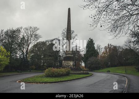 Obelisco dedicato alla Regina Vittoria all'ingresso del Victoria Park a Bath, Somerset, Inghilterra, Regno Unito. Foto Stock