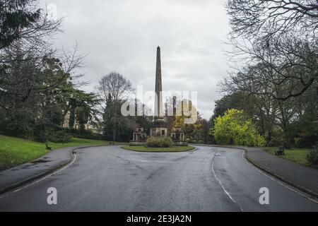 Obelisco dedicato alla Regina Vittoria all'ingresso del Victoria Park a Bath, Somerset, Inghilterra, Regno Unito. Foto Stock