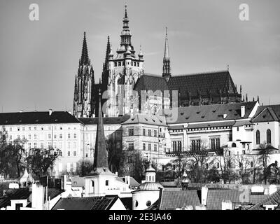 Castello di Praga e Cattedrale di San Vito in giornata di sole, Praga, Repubblica Ceca. Immagine in bianco e nero. Foto Stock