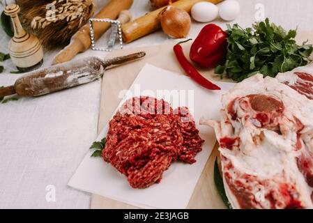 Carne fresca rossa macinata su uno sfondo di carne e spezie. Foto Stock