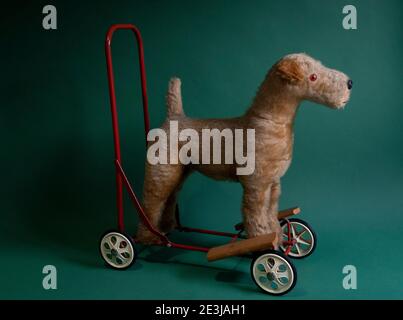 Un giocattolo irlandese d'epoca da cui è possibile spingere lungo Dog Walker Gli anni '50 realizzati da Pedigree Foto Stock