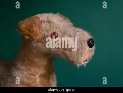 Un giocattolo irlandese d'epoca da cui è possibile spingere lungo Dog Walker Gli anni '50 realizzati da Pedigree Foto Stock