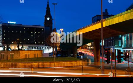 Churchill Way Flyover, che collega la fila di commutazione con Dale St, Liverpool. Costruito all'inizio degli anni '70 demolito nel 2019 a causa di difetti strutturali. Foto Stock