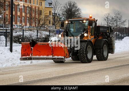 Trattore Wille 655 neve con spazzaneve articolato POME per rimuovere la neve in città. Helsinki, Finlandia. 18 gennaio 2021. Foto Stock