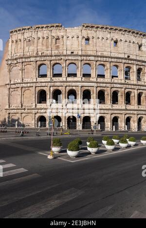 Colosseo nella città di Roma in Italia, vista su un antico anfiteatro flaviano Foto Stock